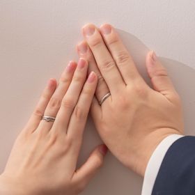 【TOMOE(トモエ)の口コミ】 夫婦ともに色白なのでシルバーが似合いました。よく見ると月のマークが入…