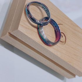 【SORA(ソラ)の口コミ】 【指輪のデザインについて】
ただのシルバーの指輪ではなく沢山の色の中か…