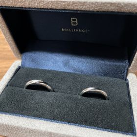 【BRILLIANCE+(ブリリアンスプラス)の口コミ】 シンプルで色合いも豊富なため、選びやすかった。
新婦の指輪は、あえて宝…