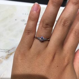 【ラザール ダイヤモンド(LAZARE DIAMOND)の口コミ】 メレダイヤがセンターストーンのサイドに2つついている指輪を探していまし…
