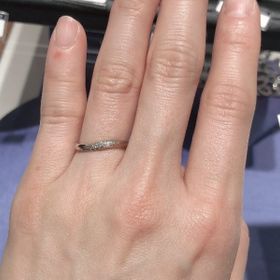 【銀座ダイヤモンドシライシの口コミ】 ウェーブが１番試着した中で指が長く見えて、とても綺麗に見えました！色…