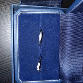 【銀座ダイヤモンドシライシの口コミ】 デザインの一目惚れでした。ダイヤが中心に3つ並んでいて豪華です。
店員…