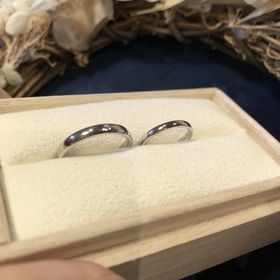 【atelier CraM(アトリエ クラム)の口コミ】 デザインは二人の名前とお互いの誕生石を入れることと、表にツインダイヤ…