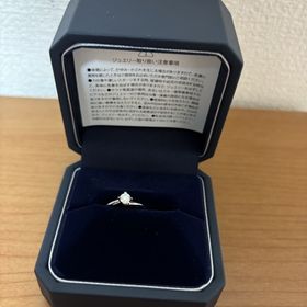 【銀座ダイヤモンドシライシの口コミ】 中心に向かって交差しており、しなやかなデザインで、つけると指が細く見…