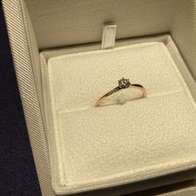 【ENUOVE(イノーヴェ)の口コミ】 シンプルながらにラインストーンとダイヤが繋がっているのでどんなシーン…