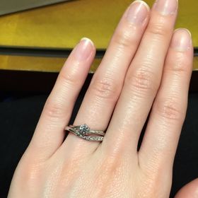 【HOSHI no SUNA 星の砂(ほしのすな)の口コミ】 婚約指輪と重ね付けをしたときでも、綺麗に見えるデザインを探していまし…