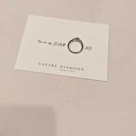 【ラザール ダイヤモンド(LAZARE DIAMOND)の口コミ】 ３石のダイヤモンドがキラキラしています。シンプルですが、横からもダイ…