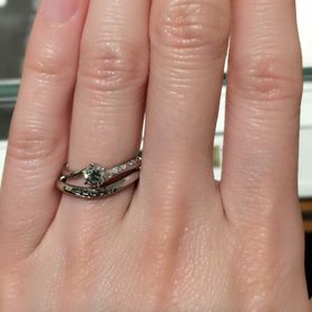 【銀座ダイヤモンドシライシの口コミ】 購入済みの婚約指輪と重ね付けした時も素敵な結婚指輪を探していました。
…