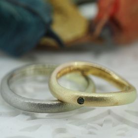 【AUROA(アウロア)の口コミ】 お互いマットな質感が好みだったので、梨地加工で個性的ながらも落ち着き…