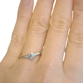 【ケイウノ ブライダル(K.UNO BRIDAL)の口コミ】 指が美しく長く見える、ということでウェーブデザインの指輪を探していま…