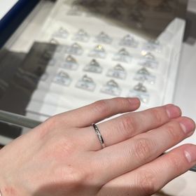 【銀座ダイヤモンドシライシの口コミ】 キラキラしたダイアモンドが斜めに入った指輪が多くあり魅力的であり、い…