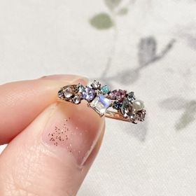 【Bizoux(ビズー)の口コミ】 とにかくデザインが可愛いです、形や大きさの違う様々な宝石達が指の上で…