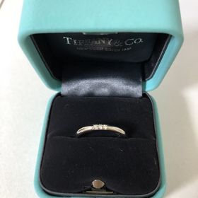 【ティファニー(Tiffany & Co.)の口コミ】 他のブランドとも迷いましたが、婚約指輪との重ね付けを重視しました。
同…