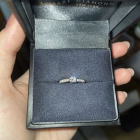 【ラザール ダイヤモンド(LAZARE DIAMOND)の口コミ】 歳をとっても身に付けられるような少し華やかなデザインが良いなと思い、…