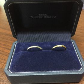 【銀座ダイヤモンドシライシの口コミ】 男性側の指輪はシンプルなデザインで、劣化の少ないプラチナ素材にしまし…