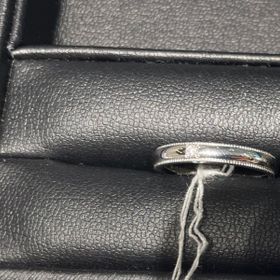 【銀座ダイヤモンドシライシの口コミ】 ミル打ちのデザインが可愛いと感じました。セミオーダーでデザインやダイ…