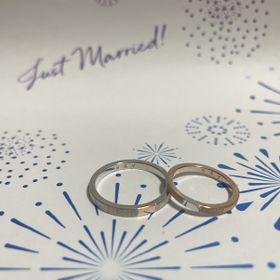 【ichi(イチ)の口コミ】 布目象嵌という技術を駆使した表面。
ピンクゴールドとシルバーの指輪にそ…