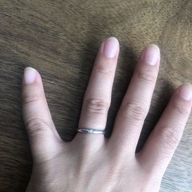 【アイプリモ(I-PRIMO)の口コミ】 リングの細さとシンプルで上品なデザインに惚れました！真ん中のダイヤが…
