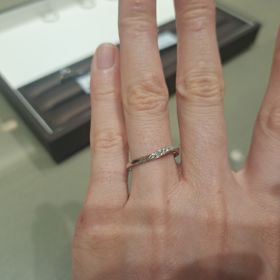 【アイプリモ(I-PRIMO)の口コミ】 指が長く美しく見えるウェーブデザインで、正面からだけでなく側面から見…