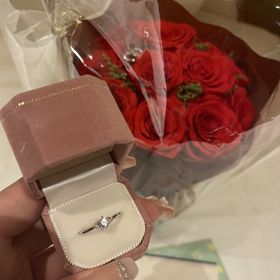 【TOWA(永遠)の口コミ】 指輪の意味も込められており
メインのダイヤモンドも素敵で両端の小さなダ…