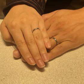 【銀座ダイヤモンドシライシの口コミ】 普段使いのできるシンプルなデザインにしました！
私の母の指輪が、真ん中…