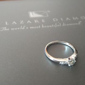 【ラザール ダイヤモンド(LAZARE DIAMOND)の口コミ】 デザインが可愛く、ダイヤの輝きが他とは違うと思いました。
明るい場所だ…