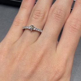 【ラザール ダイヤモンド(LAZARE DIAMOND)の口コミ】 ハーフエタニティになっており、光の加減で指輪全体がキラキラ輝いて見え…