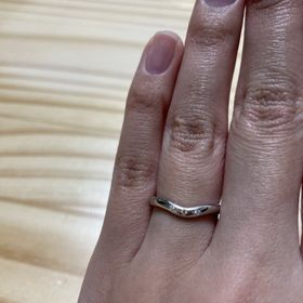 【ティファニー(Tiffany & Co.)の口コミ】 シンプルですがゆるいV字になっていてデザイン性があるのが気に入りました…