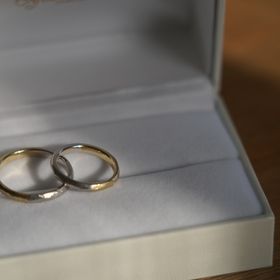 【 Oreficeria 高林(オレフィチェリーア タカバヤシ)】の口コミ ゴールドとプラチナの2面を楽しめるのがとてもいいです
また、槌目を半分...