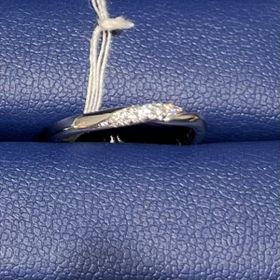 【銀座ダイヤモンドシライシの口コミ】 カーブをしていることで、指がキレイに見えるので試着してみました。ダイ…