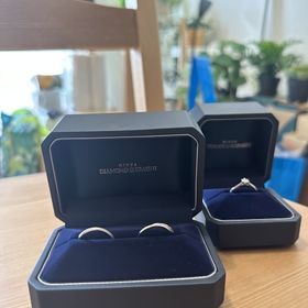 【銀座ダイヤモンドシライシの口コミ】 重ね付けしたときのフィット感がよく横から見た時の婚約指輪のデザインが…