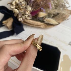 【4℃ BRIDAL(ヨンドシーブライダル)の口コミ】 小さいダイヤモンドが周りに装飾されているのでとてもゴージャスで一生に…