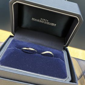 【銀座ダイヤモンドシライシの口コミ】 細すぎず太すぎない形がおすすめです。また、ダイヤがついている横に細か…