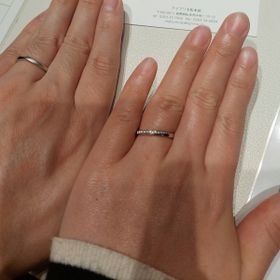 【アイプリモ(I-PRIMO)の口コミ】 ストレートの指輪ですが、片側に流れるようなラインでダイヤモンドが埋め…