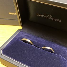 【銀座ダイヤモンドシライシの口コミ】 シンプルなデザインでどの年代にも似合いそう。
流線型のリングが上手く指…