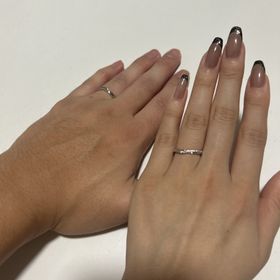 【銀座ダイヤモンドシライシの口コミ】 ダイヤが沢山付いているけどシンプルで可愛いです！
指輪の形が指を長く見…