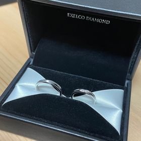 【エクセルコダイヤモンド(EXELCO DIAMOND)の口コミ】 新婦側の指輪はシンプルながらもダイヤモンドがしっかり存在感のある指輪…