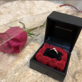 【エクセルコダイヤモンド(EXELCO DIAMOND)の口コミ】 一見ウェーブリングに見えるが、実はストレートリングなため、重ね付けを…