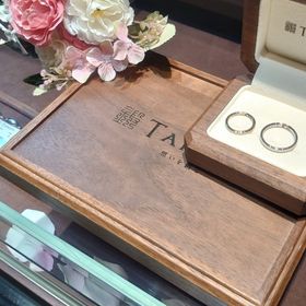 【TANZO.(鍛造指輪)の口コミ】 シンプルなデザインですが、内側に指紋の刻印とお互いの誕生石がはめ込ん…