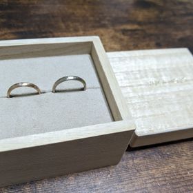 【YUKA HOJO(ユカホウジョウ)の口コミ】 店舗に行って、男性用指輪の色の種類でプラチナとホワイトゴールドの指輪…