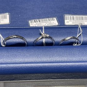 【銀座ダイヤモンドシライシの口コミ】 結婚指輪と婚約指輪を重ねてつけるとまとまりがありとても綺麗です。新郎…