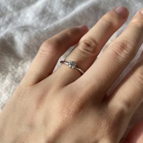 【アイプリモ(I-PRIMO)の口コミ】 ゆるやかにウェーブがかかっているため、指輪をつけた時に柔らかい印象に…