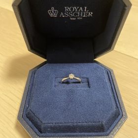 【ROYAL ASSCHER(ロイヤル・アッシャー)の口コミ】 ダイヤモンドが光に当たるととても綺麗なのでロイアルアッシャーにしてよ…