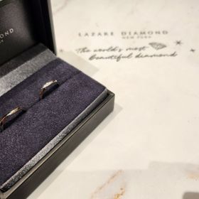 【ラザール ダイヤモンド(LAZARE DIAMOND)の口コミ】 シンプルだが、飽きないデザイン。
全面はゆるやかなV字になっているが裏…