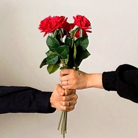 【Beauty and the Beast(ディズニー美女と野獣)の口コミ】 2本ペアで重ねるとゴールドのラインが重なるところがとても可愛いデザイン…