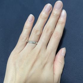 【PILOT BRIDAL(パイロットブライダル)の口コミ】 ストレートでシンプルなものを探していました。小さなダイヤが9粒斜めに配…