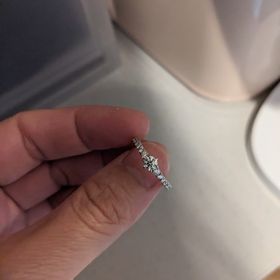 【銀座ダイヤモンドシライシの口コミ】 あまりかわいい感じの指輪を想像していなかったのに、smilingpopyはかわい…