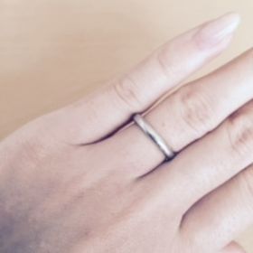 【銀座ダイヤモンドシライシの口コミ】 婚約指輪のエタニティと重ねづけをしたかった為、シンプルなリングにしま…
