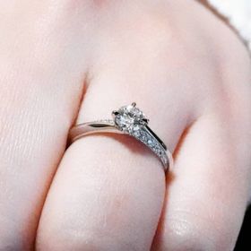 【エクセルコダイヤモンド(EXELCO DIAMOND)の口コミ】 デザインがとても綺麗です。
一見シンプルに見えて上品なアンダーラインが…