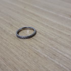 【ケイウノ ブライダル(K.UNO BRIDAL)の口コミ】 石を付けるとゴツゴツと主張しすぎてしまうなと思っていたところ、彫りで…